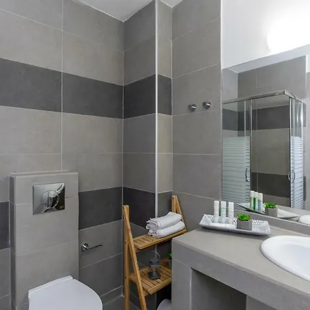 Rose Master Bedroom דירה *